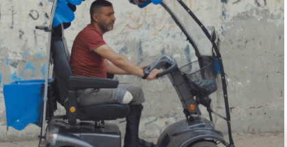 🔷 Palestinian Muawiya al-Wahidi defies his injury by practicing shaving in his special wheelchair
